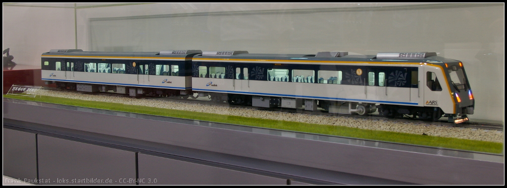 Model of Woojin DEMU for Railink, Indonesia.

Zwischen Medan und Kualanamu Airport wird der aus 4 Wagen bestehende Zug als Airportshuttle eingesetzt. Insgesamt wurden 4 Züge geordert. Betrriebsaufnahgme erfolgte 2013. Das Modell stand während der InnoTrans 2014 am Stand von Woojin.

Daten: Module 4, Gewicht max 208 t, Personen max 526, Länge 20 m, Breite 3.18 m, Höhe 4 m, Spurbreite 1067 mm, Antrieb Diesel und elektrischer Generator, Höchstgeschwindigkeit 80 km/h.
