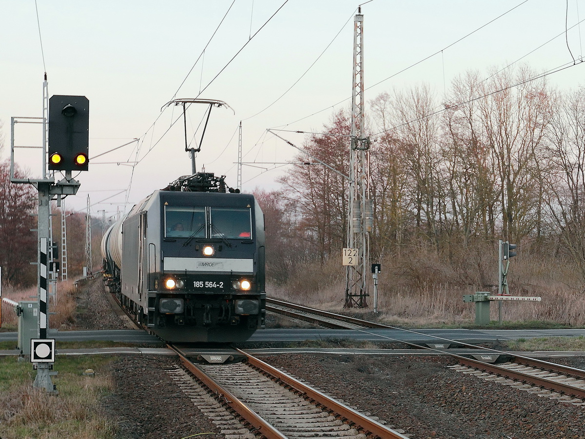 MRCE 185 564-2 mit einem Kesselwagenzug am 19. M�rz 2016 in Nechlin in der Gemeinde Uckerland in Brandenburg.