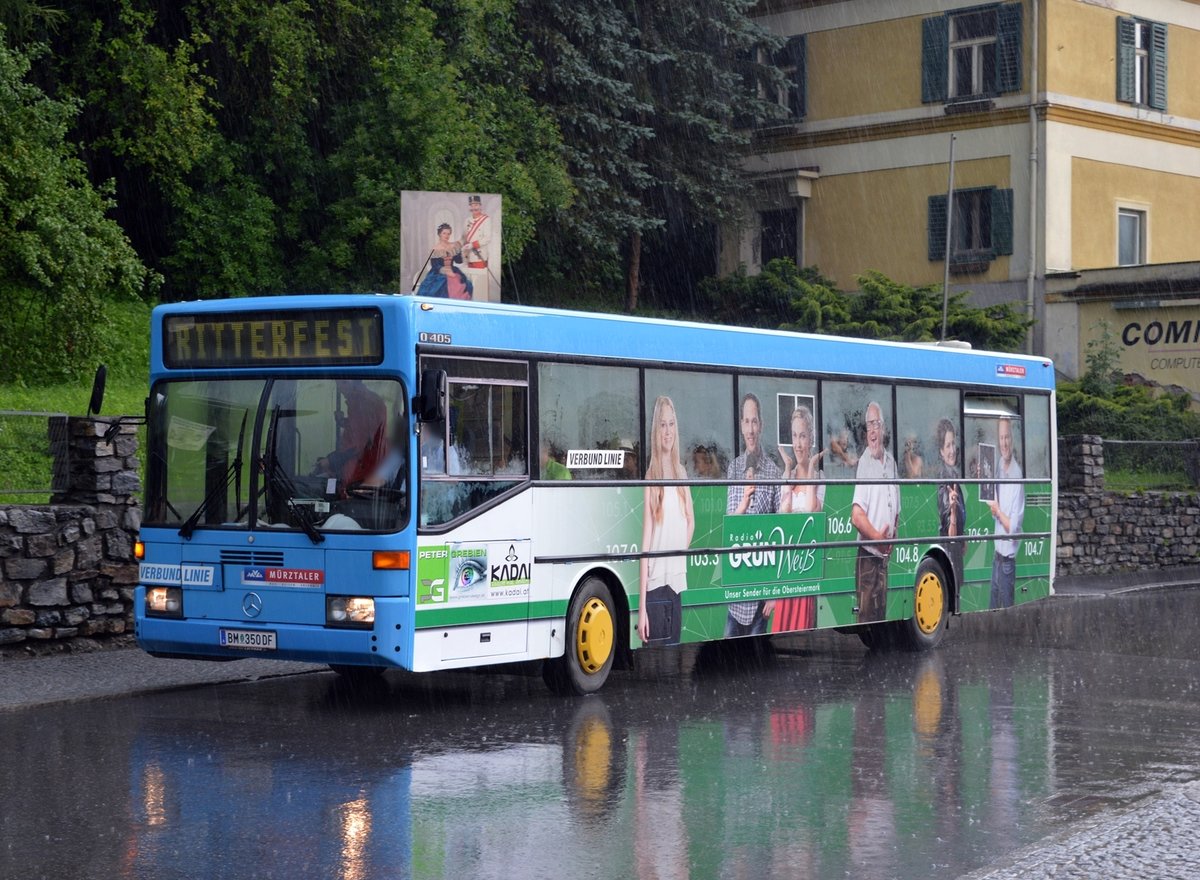 MVG M�rztaler Verkehr O 405 (Schaltwagen) WN 64 (Bj 1988) als Shuttlebus zum Ritterfest auf der Burg Oberkapfenberg bei der Haltestelle Rosseggerdenkmal, 26.06.2016
