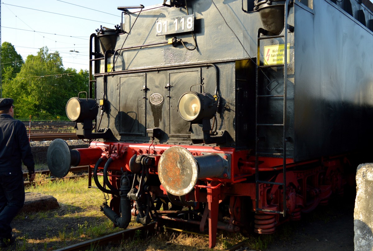 Nach der Ankunft der 01 118 (HEF) am 14.05.2015 im Eisenbahnmuseum Darmstadt-Kranichstein, musste der rechte Puffer am Tender getauscht werden.