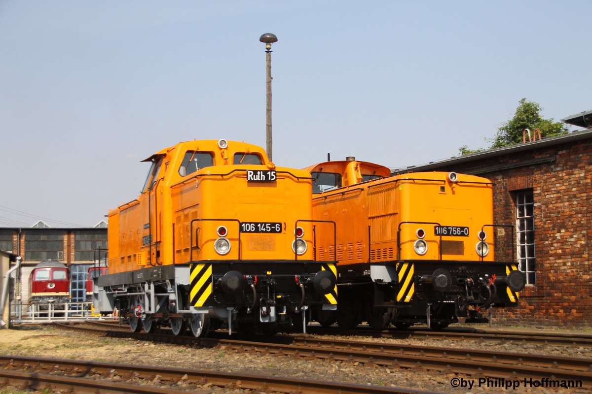 Nach dem gestrigen  Russen  dreier Gespann gibts heut ein V60 Pärchen.
Zu sehen ist 106 756-0 der PRESS und 106 145-6 aus Plagwitz. Damit hat man zwar die selbe Baureihe aber unterschiedliche Bauformen.
Zuerst mal zu 106 756-0. Diese Lok wurde eigentlich 1973 an das VEB Steinkohlenwerk  Karl Marx  Zwickau geliefert und ging zum 01.01.1978 zum VEB Steinkohlenkokereien  August Bebel  Zwickau. Nach der Wende ging es über 3 Privatbahnen zur MTEG wo sie ab 2001 bis 2014 weilte. 2014 wechselte sie dann zur PRESS und fährt seitdem in einem sehr gepflegtem Zustand rum! 106 756 zeigt auch den  verbreitesten  Bauzustand. Diese Baureihe wurde als V60.12. Diese hatte im Gegensatz zur V60.10, die 106 145 zeigt, einen Führerstand der über die ganze Rahmenbreite geht und ein Sonnendach hat. Zusätzlich hat sie 5 t Grauguss-Ballast dazu gekriegt um den Reibungswert zu erhöhen. Viele andere große und kleine Änderungen gab es außerdem.
106 145-6 ist 10 Jahr älter und hat damit ein Ablieferungsjahr von 1963. Ausgeliefert wurde sie an das VEB Kalibetrieb Werra Merkers, Kaliwerk  Ernst Thälmann  Merkers Kalibetrieb Werra  1 . Nach zwei weitern Kalibetrieben in Sondershausen und Bad Salzungen ging sie nach der Wende zur D&D Eisenbahn-Transportlogistik GmbH bis sie im April 2001 wegen eines Brandschadens abgestellt werden musste. 2008 ging sie dann an einen Privatmann aus Leipzig, der sie ab 2008 im ehemaligen BW Leipzig Plagwitz aufarbeitete. Bald ist es so weit und sie ist wieder betriebsfähig.