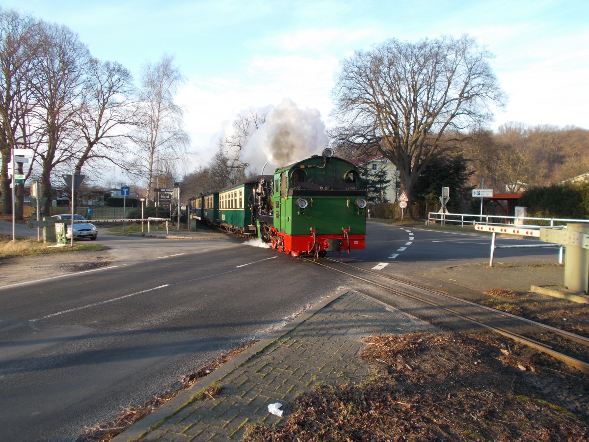 Nachdem ich mich,am 18.Januar 2015,eine halbe Stunde auf dem Putbuser Bahnhof aufgehalten hatte,schaffte ich es sogar noch am Bahnbergang in Binz die Mh52 (99 4632) einzuholen und zu fotografieren.