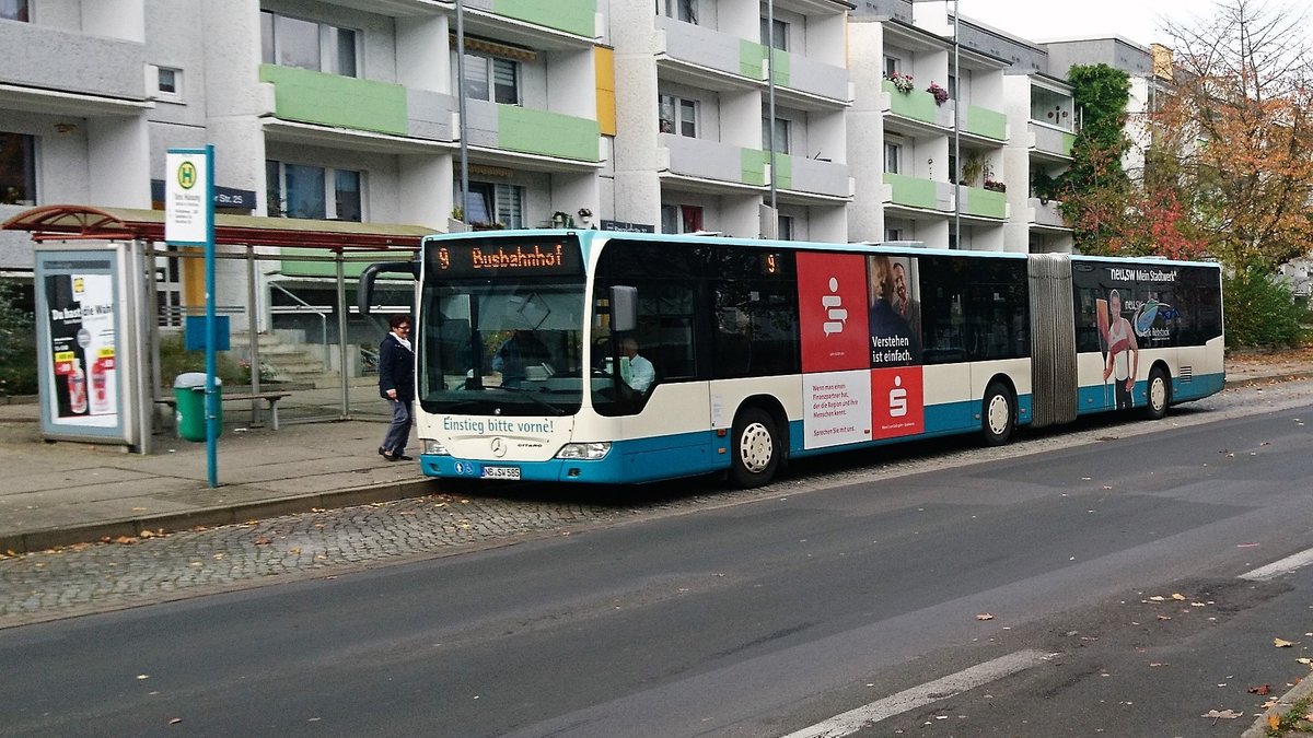 ......NB SW 585 der Stadtwerke Neubrandenburg auf der Linie 9 auf dem Datzeberg mit dem Ziel Busbahnhof und seinem Traffic Board fr die Sparkasse   November 2017 