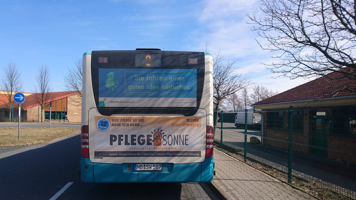 .....NB SW 587 der Stadtwerke Neubrandenburg mit seiner neuen Werbung am Heck im Mrz 2018 
hier an der Endhaltepunkt der Linie 9 auf dem Datzeberg 