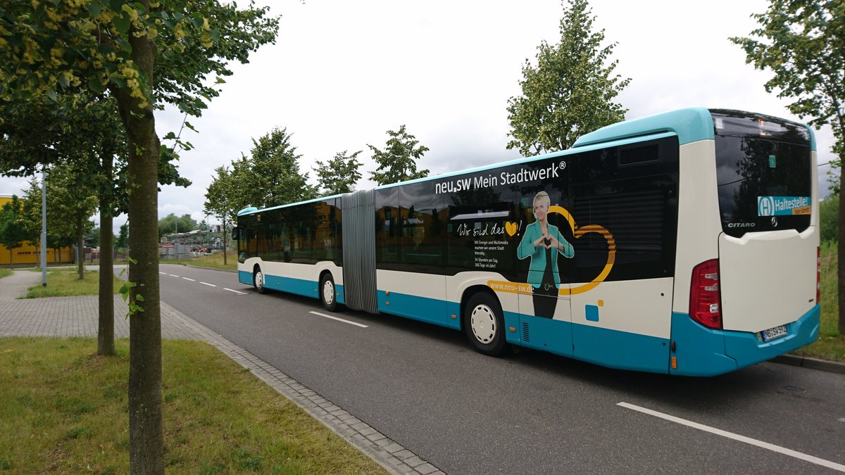 .....NB SW 592 an der Endhaltestelle der Linie 2 darf er nicht mehr stehen weil die Fahrzeuge zu sehr den Verkehr behindern wurde extra eine neue Stelle geschaffen wo die Busse stehen können bis sie wieder auf die Linienfahrt gehen 