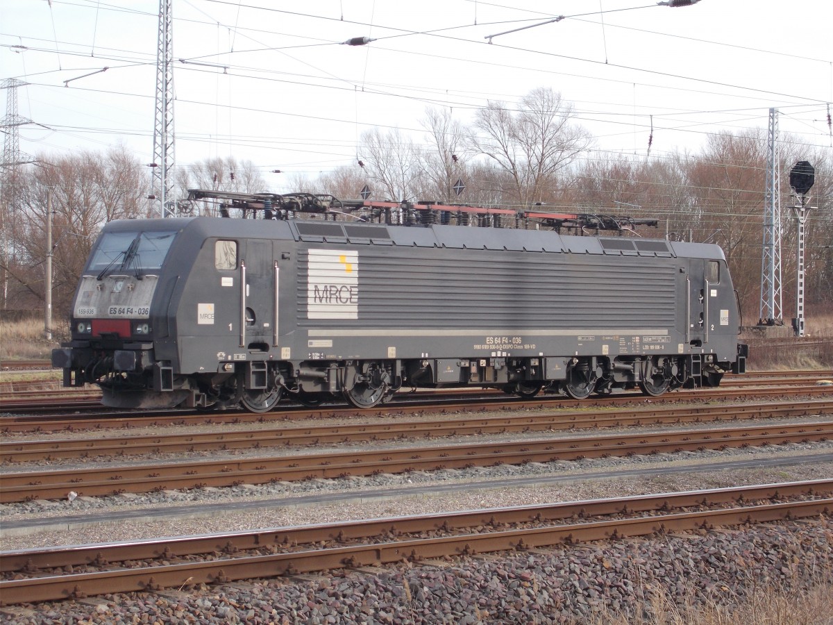 Neben dem Ablaufberg im Rostocker Seehafen parkte,am 07.Februar 2016,die MRCE Lok ES 64 F4-036.