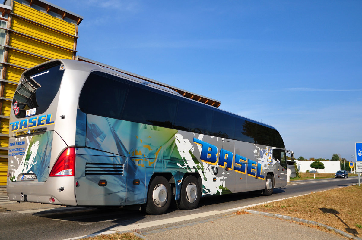 Neoplan Cityliner von Basel Reisen aus der BRD in Krems.