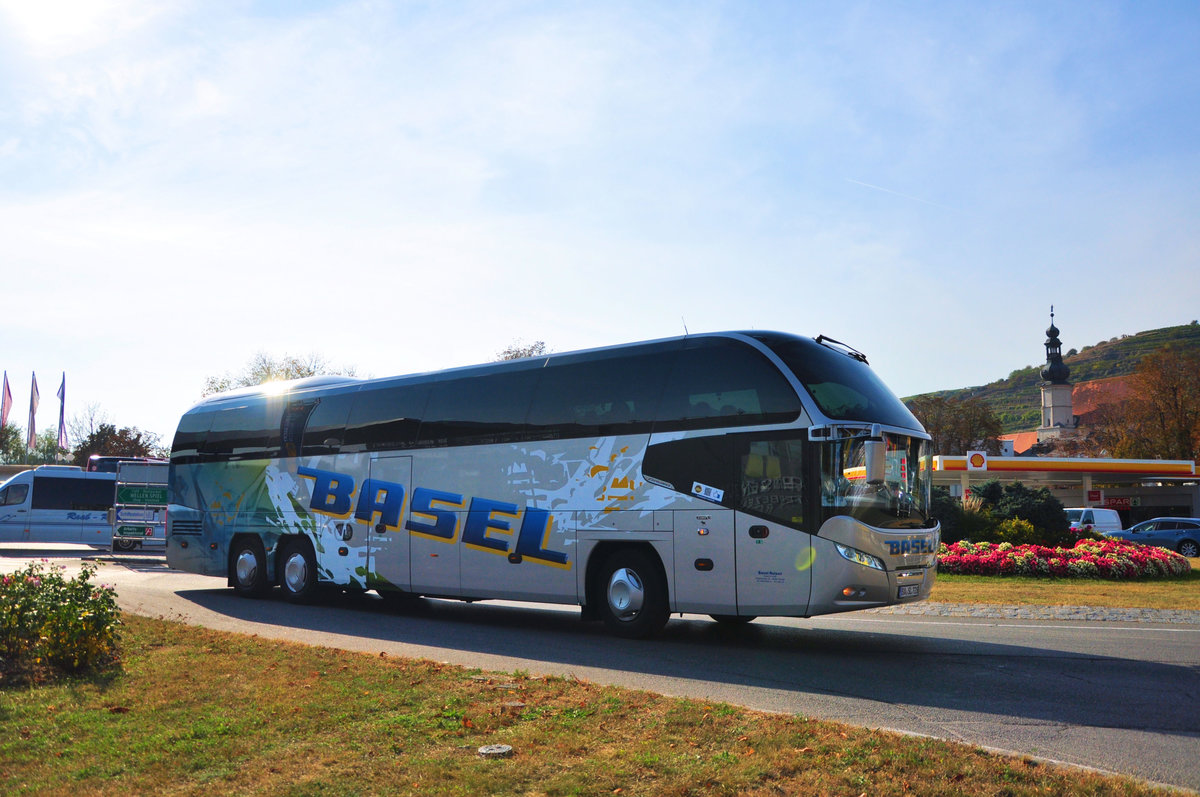 Neoplan Cityliner von Basel Reisen aus der BRD in Krems.