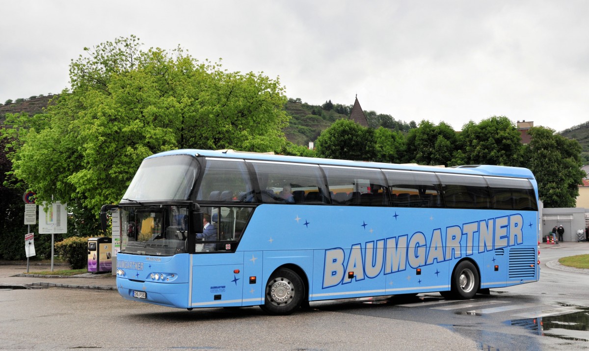 Neoplan Cityliner von Baumgartner Reisen aus der BRD am 17.Mai 2014 in Krems gesehen.