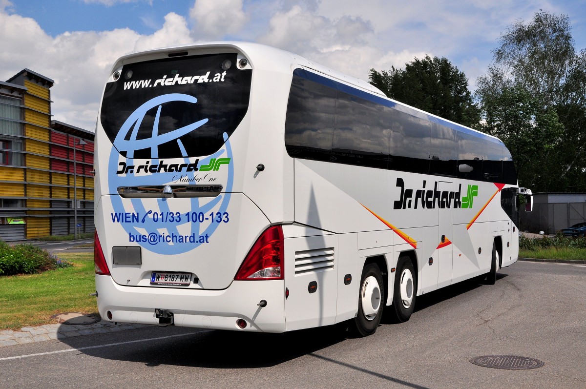 Neoplan Cityliner von Dr. Richard aus Wien am 10.5.2014 in Krems unterwegs.