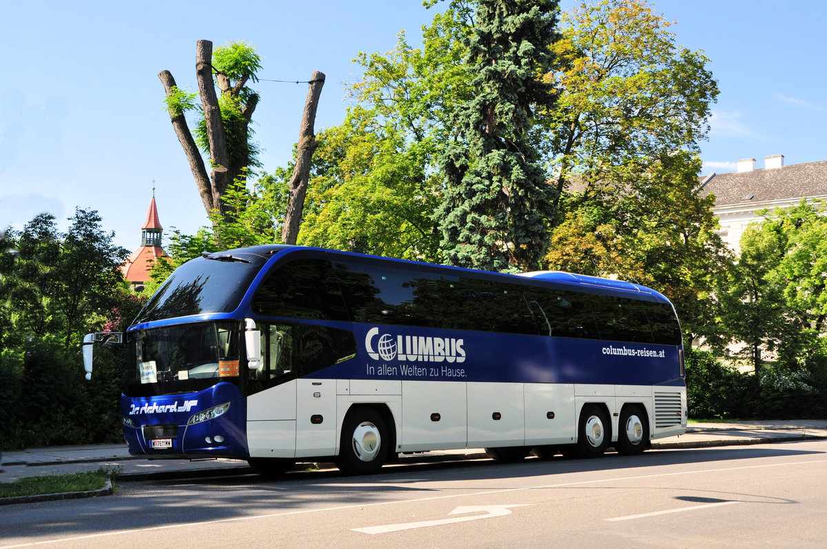 Neoplan Cityliner von Dr. Richard Reisen aus Wien in Krems gesehen.