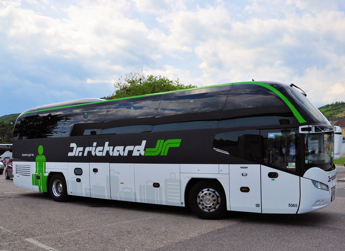 Neoplan Cityliner von Dr. Richard Reisen aus Wien in Krems gesehen.