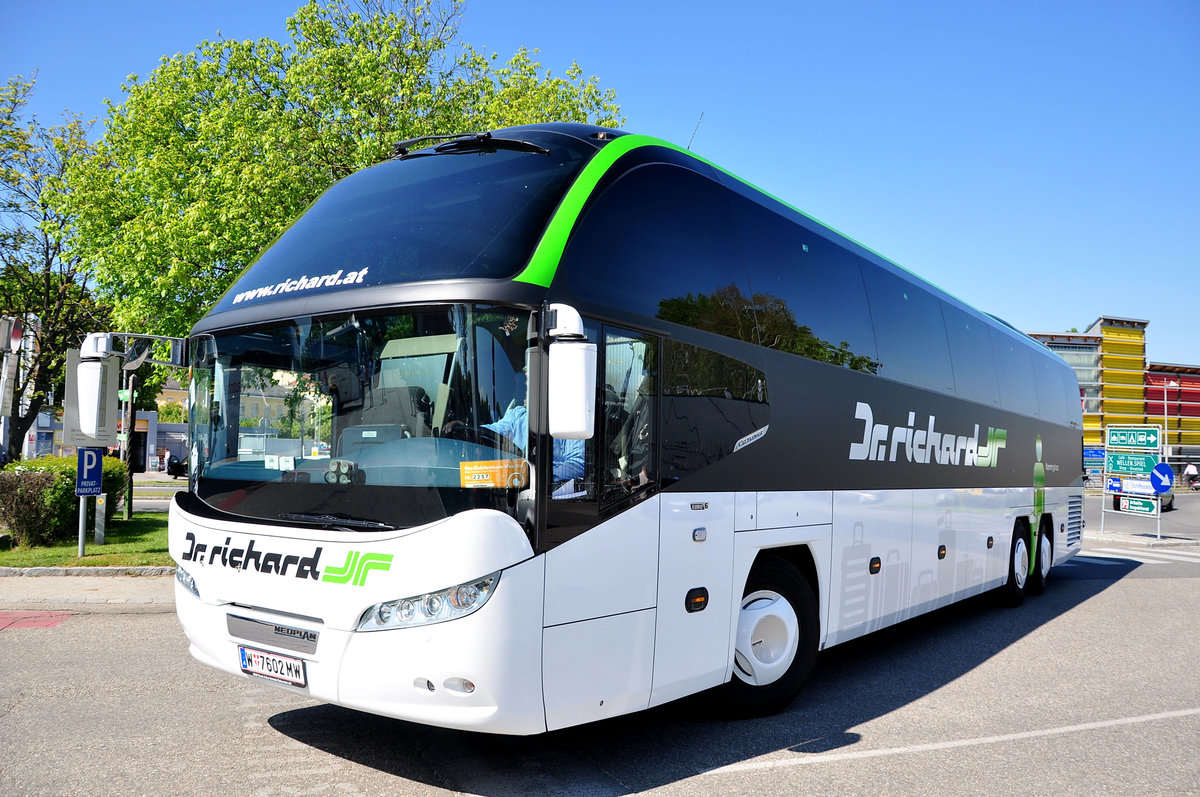 Neoplan Cityliner von Dr.Richard Reisen aus Wien in Krems gesehen.