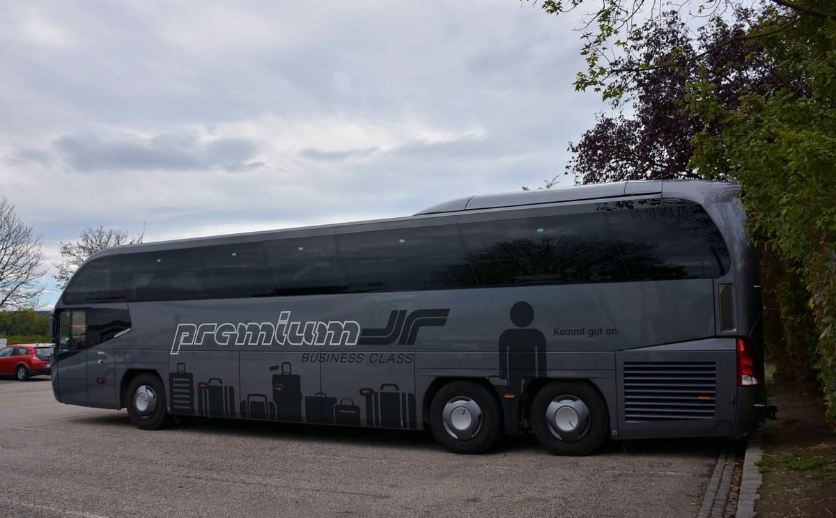 Neoplan Cityliner von EUROTOURS Klaushecker aus Wien 10/2017 in Krems.