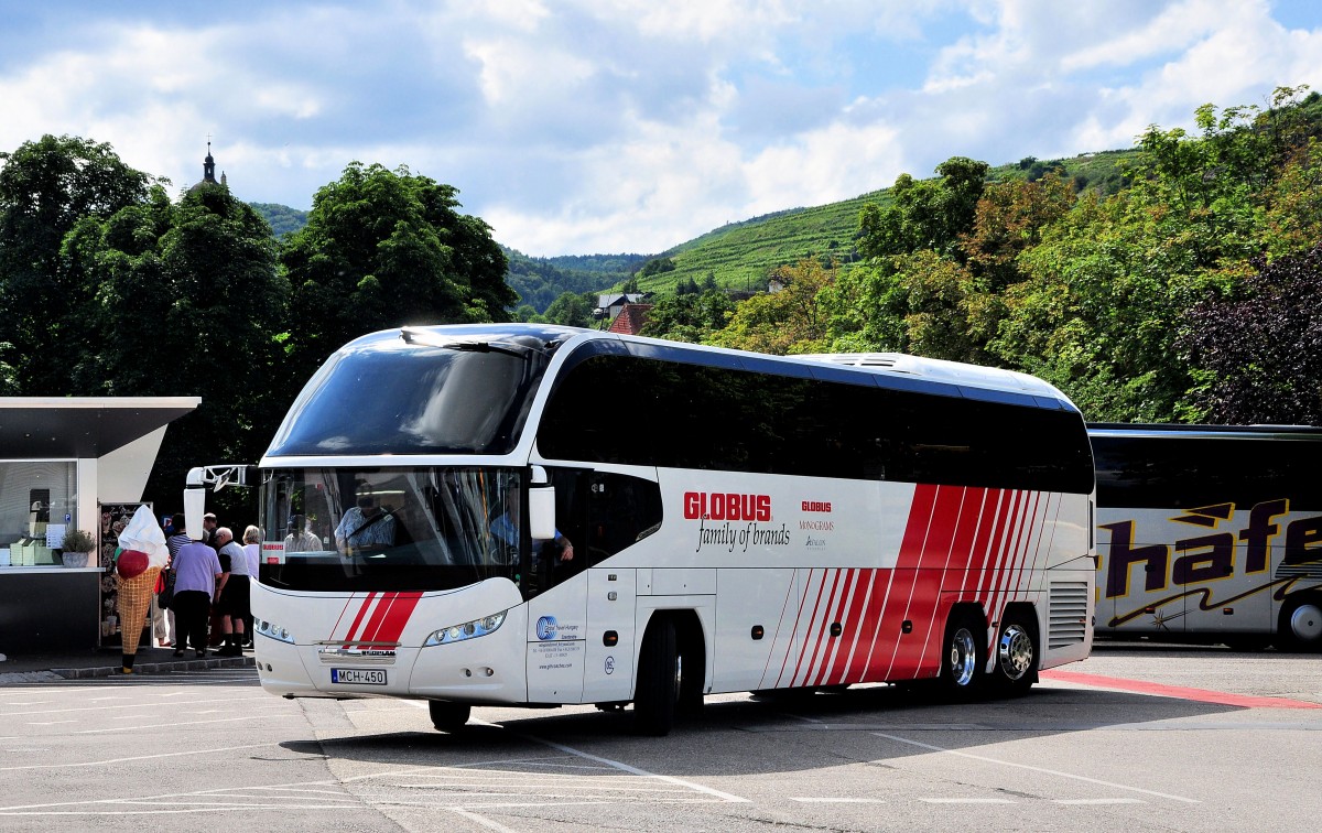 NEOPLAN CITYLINER von Global Travel Hungary am 4.7.2013 in Krems an der Donau angekommen.