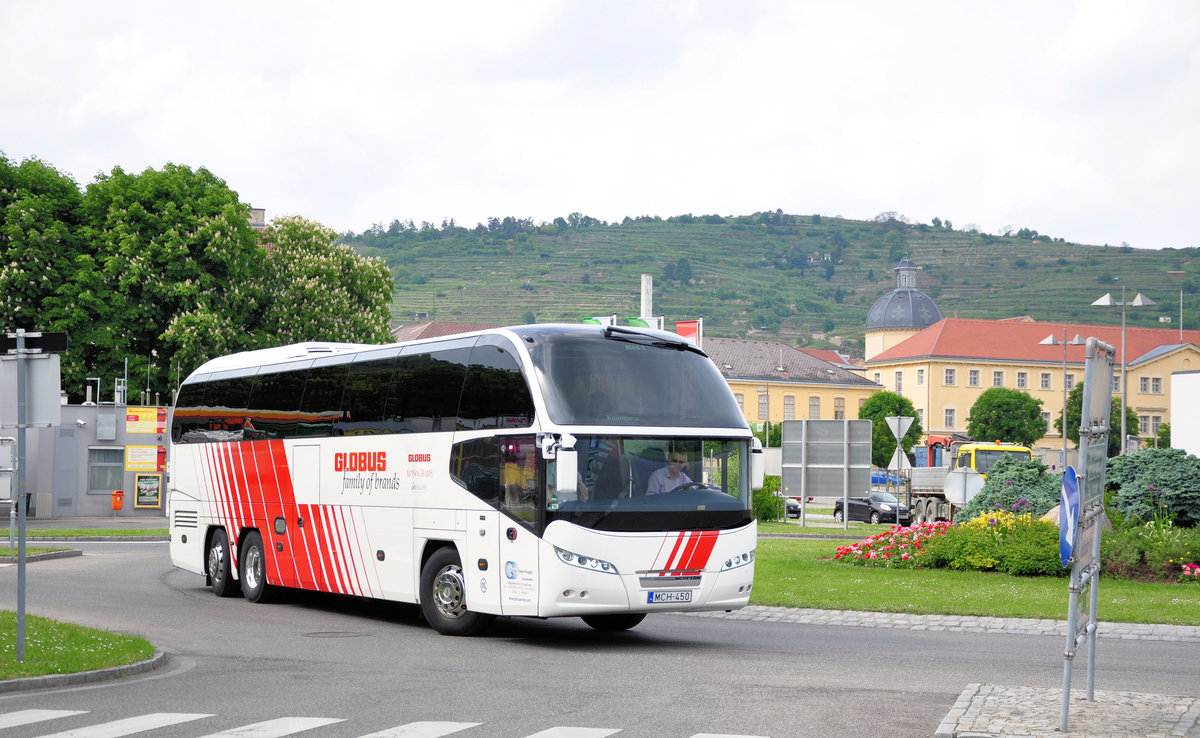 Neoplan Cityliner von Global Travel Hungary in Krems gesehen.