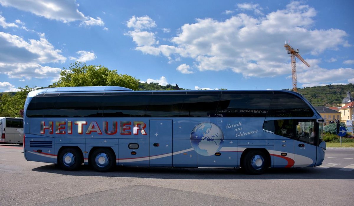 Neoplan Cityliner von HEITAUER Reisen aus der BRD in Krems.