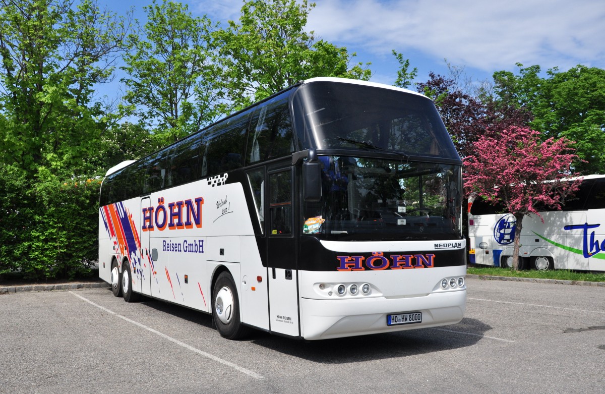 Neoplan Cityliner von H�HN Reisen aus der BRD am 8.5.2015 in Krems unterwegs.