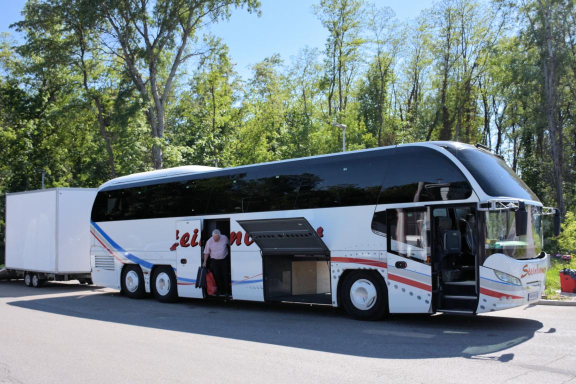 Neoplan Cityliner mit Hnger von Steinbauer Reisen aus sterreich in Krems.