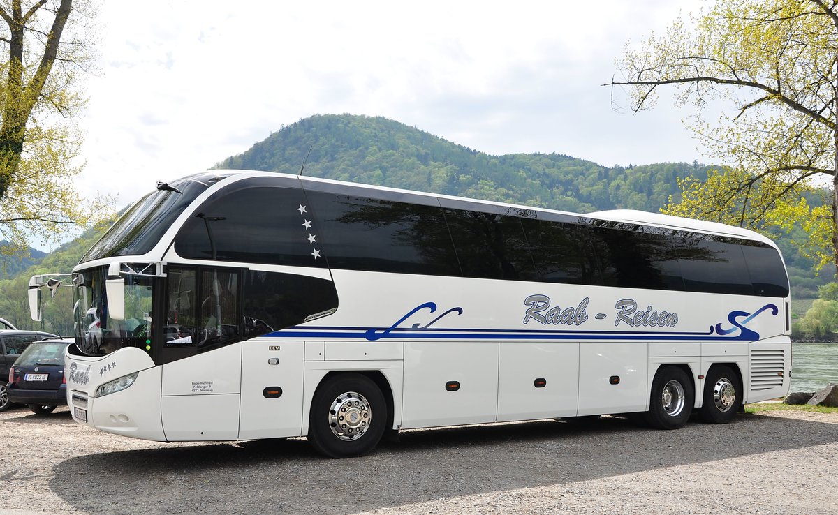 Neoplan Cityliner von Raab Reisen aus sterreich in Drnstein/Wachau/Niedersterreich gesehen.