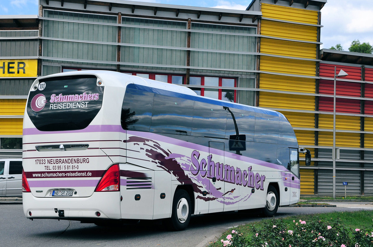 Neoplan Cityliner von Schumacher aus der BRD in Krems unterwegs.