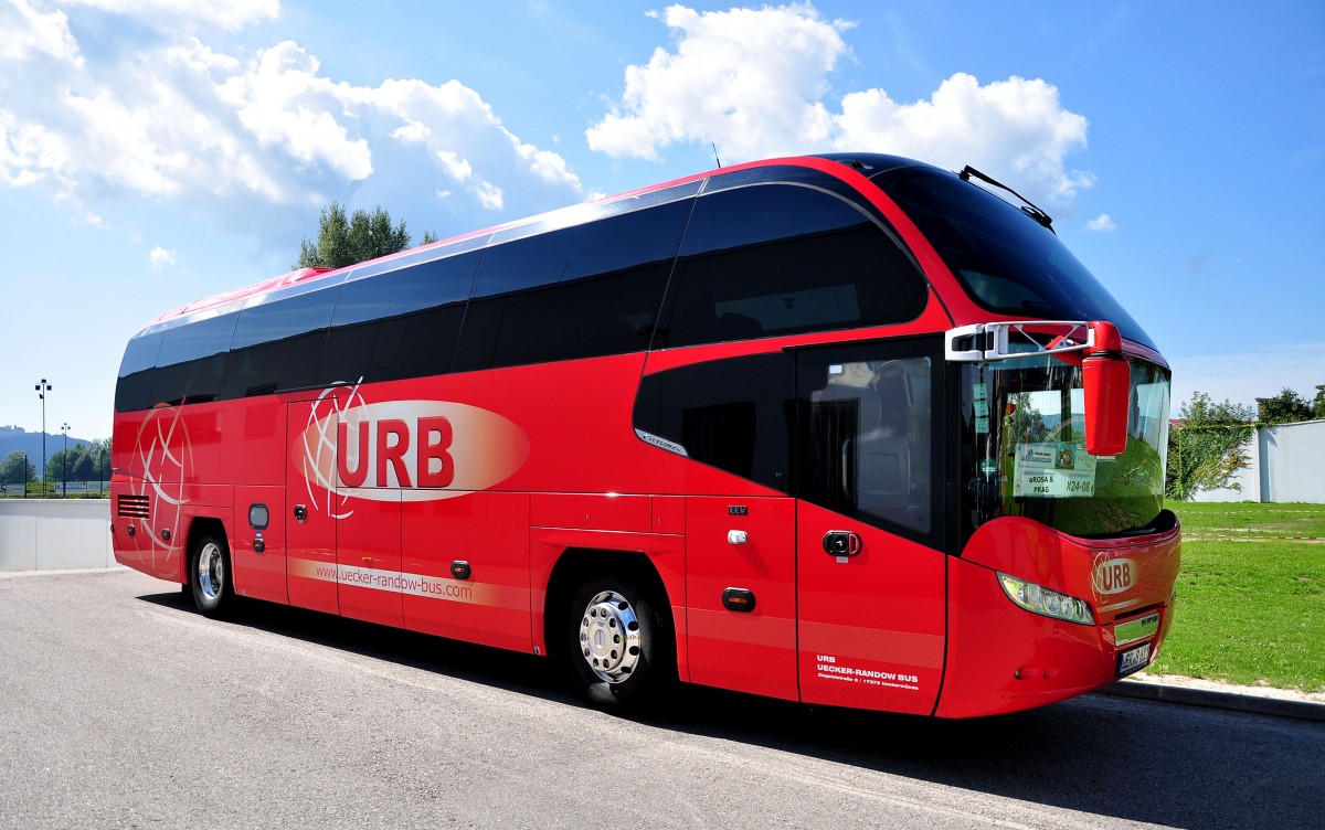 Neoplan Cityliner von URB aus der BRD am 25.August 2014 in Krems gesehen.