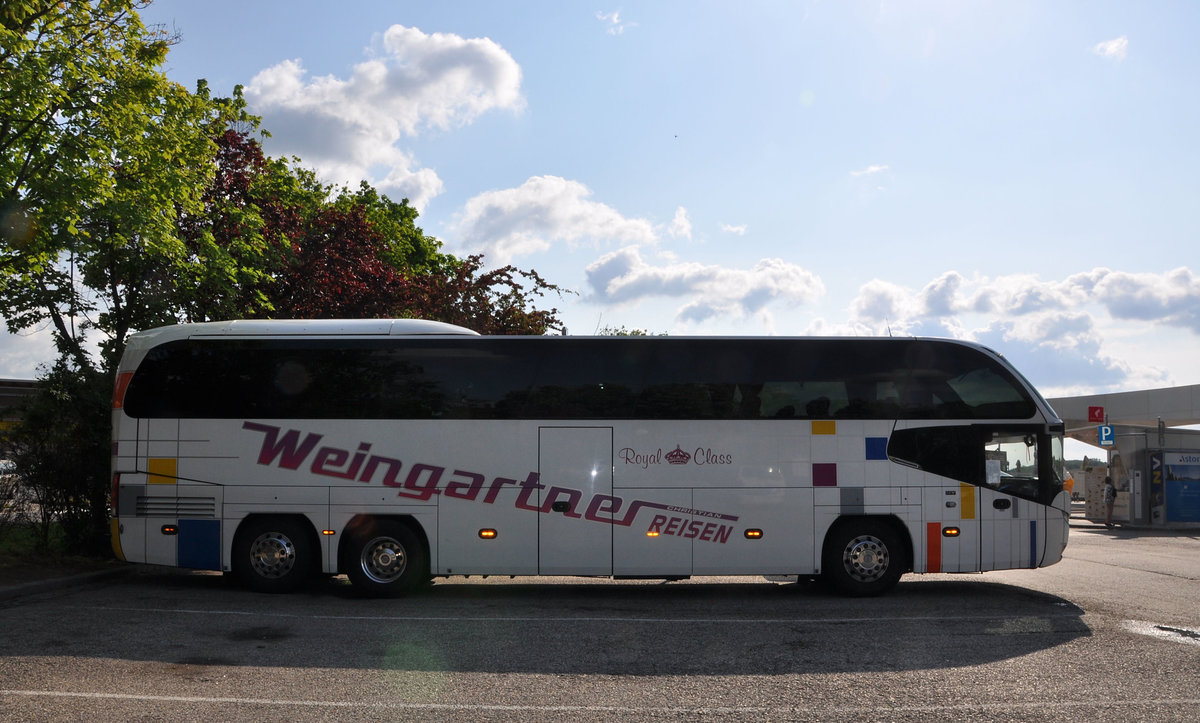 Neoplan Cityliner von Weingartner Reisen aus der BRD in Krems gesehen.