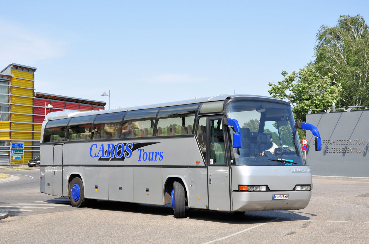 Neoplan Euroliner von Caros Reisen aus Wien in Krems gesehen.