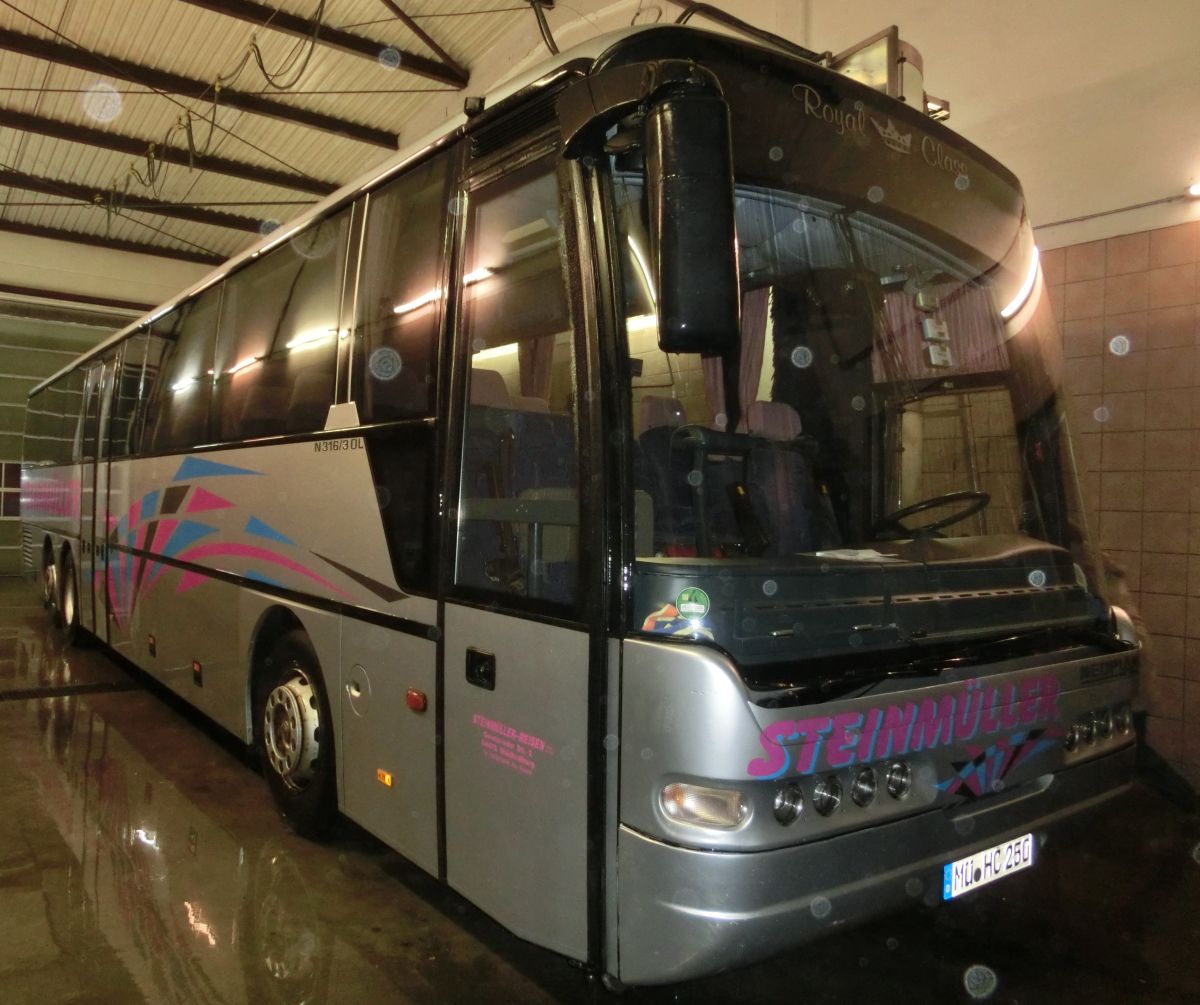 Neoplan Euroliner N 3316/3 ÜL von Steinmüller Reisen, Waldkraiburg (heute: Hofstetter Reisen, Bad Endorf). Das Fahrzeug hat 55+1 Sitzplätze und verfügt über eine komplette Reiseausstattung mit Schlafsesseln von VogelSitze, TV, Bordküche und Toilette. Erstmals zugelassen wurde er im Februar 2003, der Antrieb setzt sich aus einem MAN-Reihensechszylinder Typ D 2866 LUH mit 301 kW (410 PS) und dem pneumatischen Achtgang-Schaltgetriebe ZF 8 S-180 ( Doppel-H-Schaltung ) zusammen.
Der Vorbesitzer des Busses war Moser Tours aus Aich bei Bodenkirchen. 2014 wurde er an Huber Reisen aus Neudeck bei Babensham (Nähe Wasserburg) abgegeben.
Die Aufnahme entstand am 15. 12. 2013 auf dem Betriebsgelände von Steinmüller Reisen.