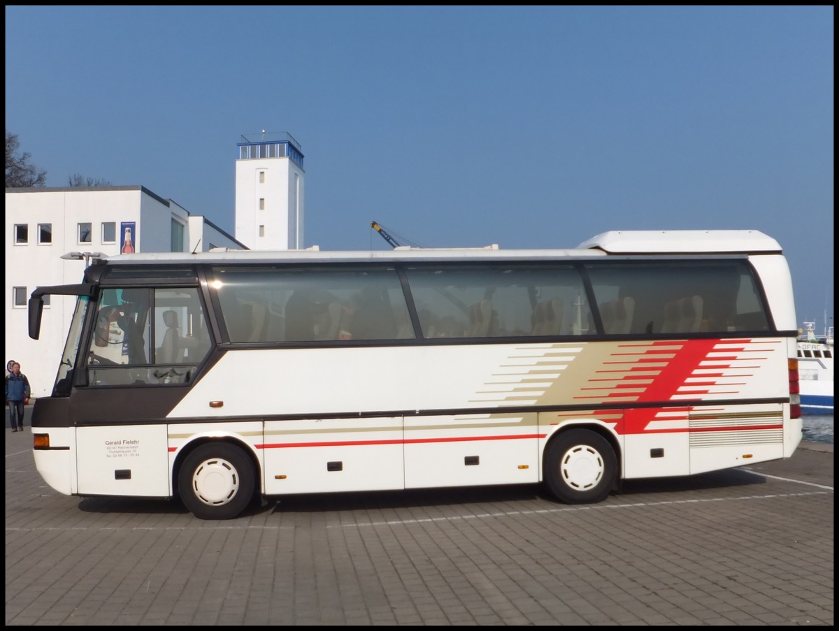 Neoplan Jetliner von Der Rennersdorfer aus Deutschland im Stadthafen Sassnitz.