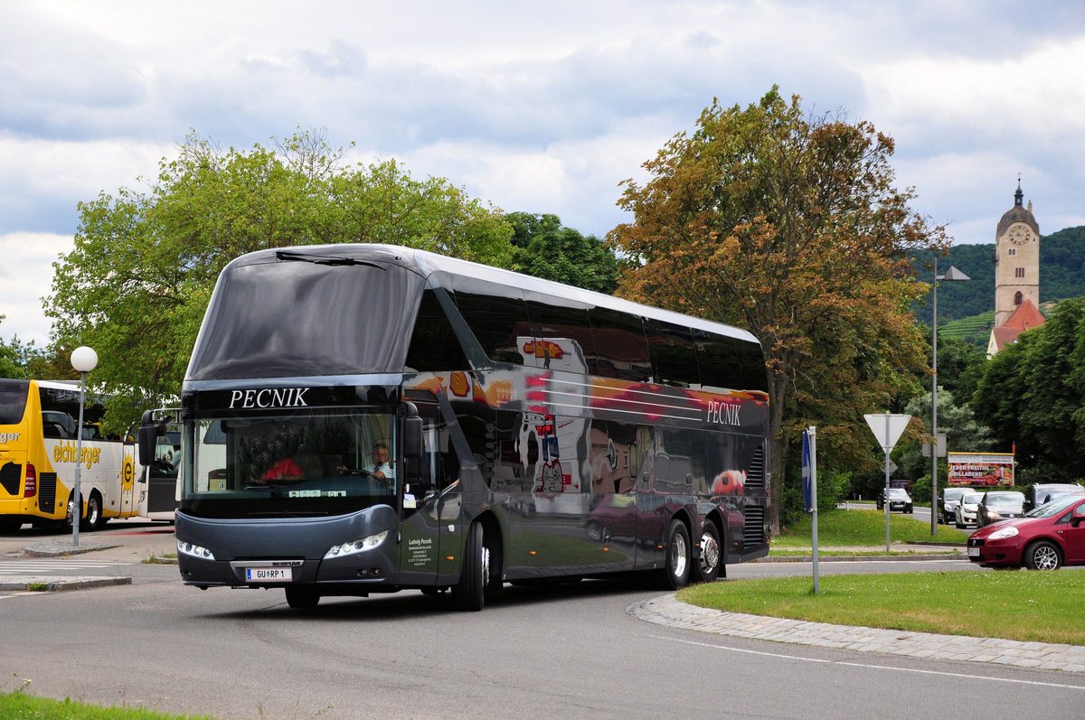 Neoplan Skyliner vom Autobusbetrieb Ludwig Pecnik aus sterreich in Krems gesehen.