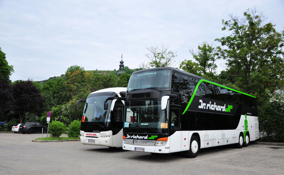 Neoplan Skyliner von Dr. Richard Reisen aus Wien und links ein Neoplan Tourliner von Kchl Reisen in Krems gesehen.