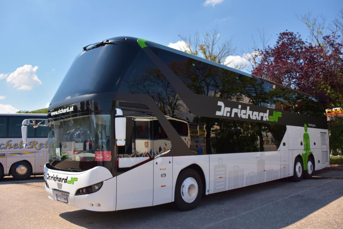 Neoplan Skyliner von Dr. Richard Reisen aus Wien 2018 in Krems.