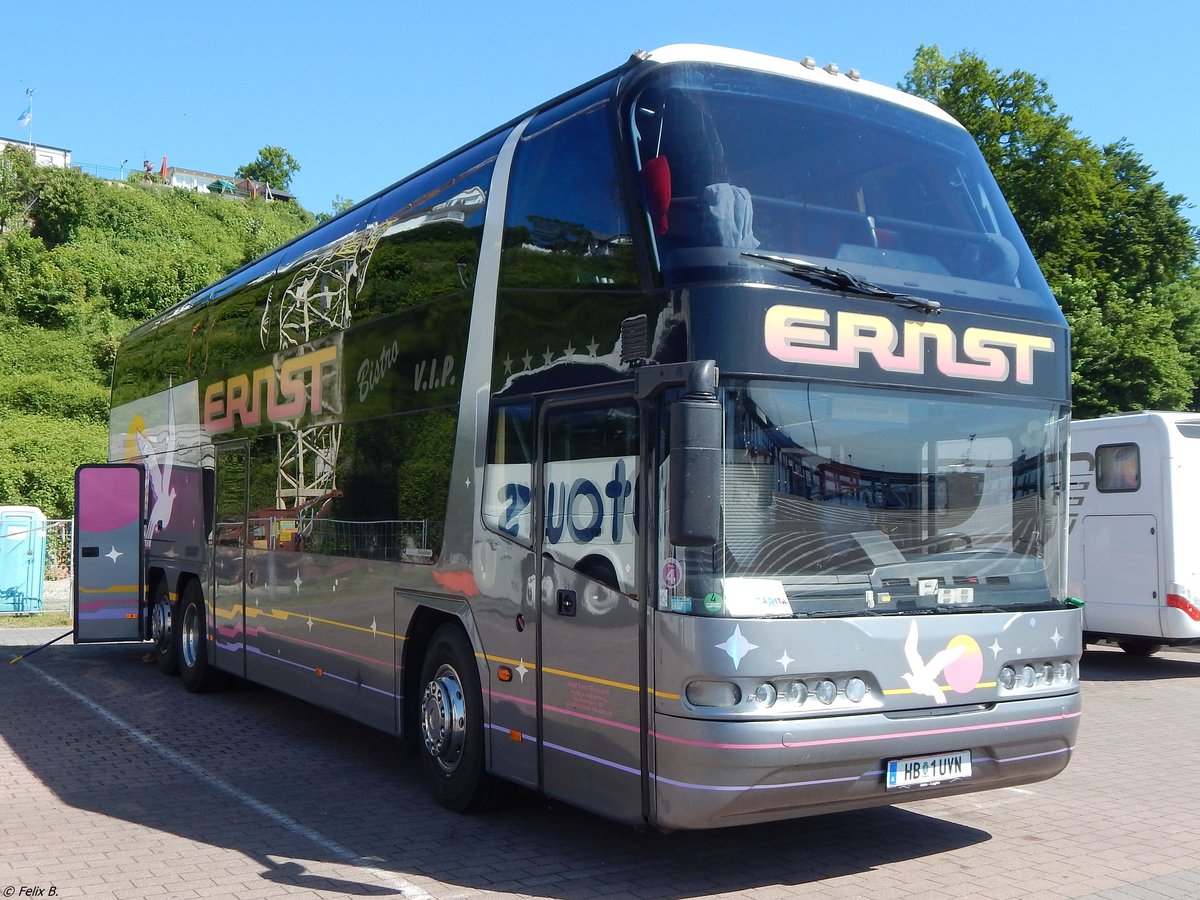 Neoplan Skyliner von Ernst aus Österreich im Stadthafen Sassnitz.