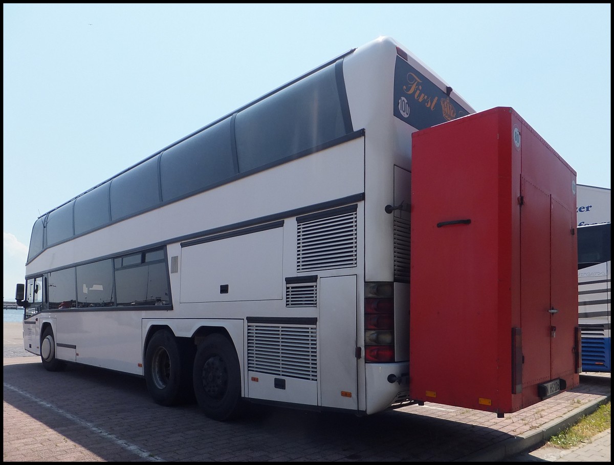 Neoplan Skyliner von HS travel service aus Deutschland im Stadthafen Sassnitz.