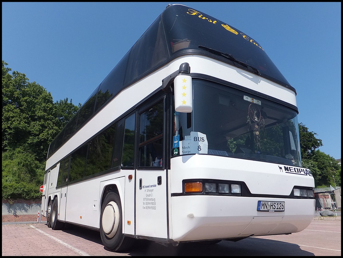 Neoplan Skyliner von HS travel service aus Deutschland im Stadthafen Sassnitz.