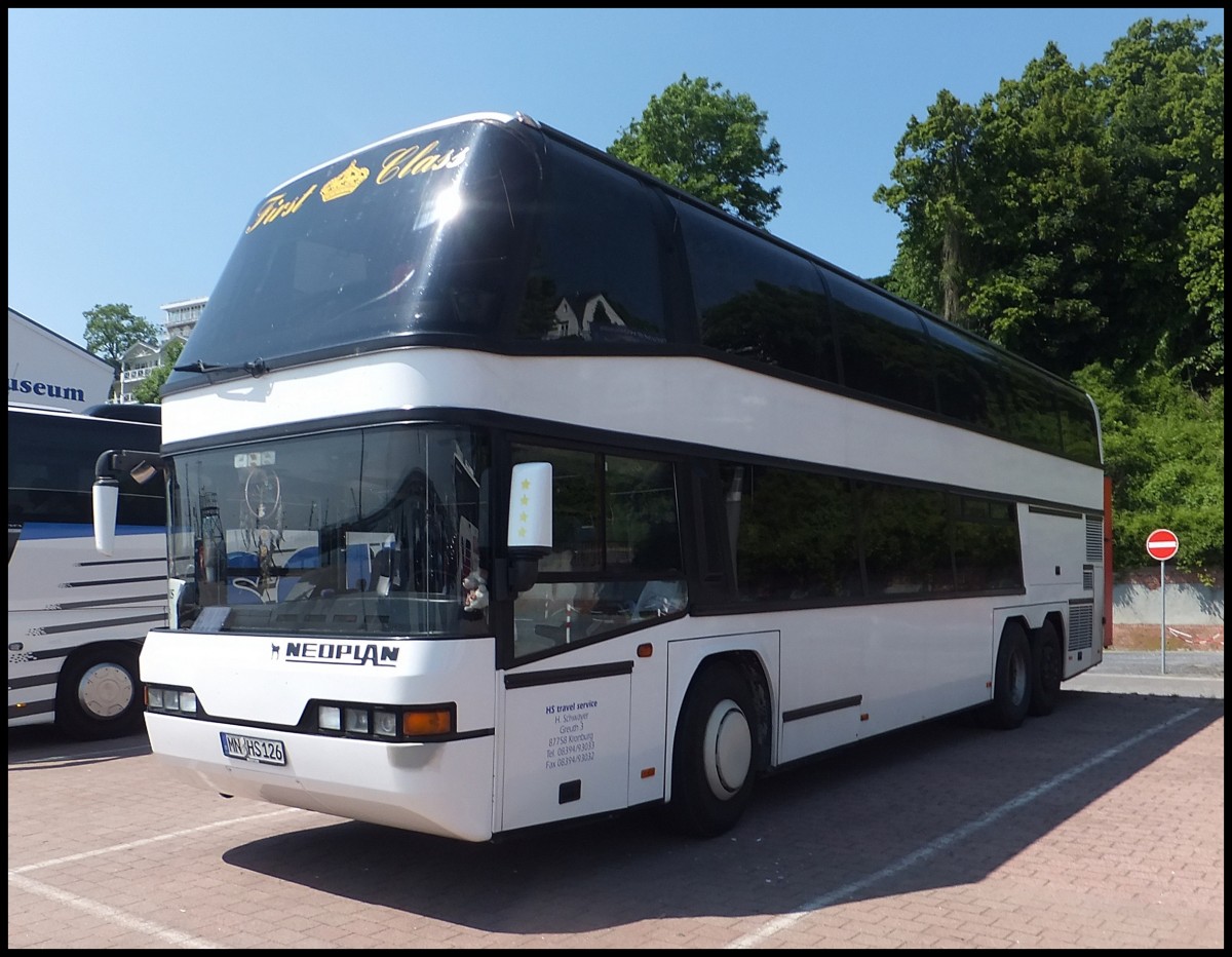 Neoplan Skyliner von HS travel service aus Deutschland im Stadthafen Sassnitz.