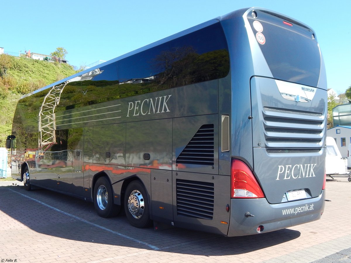 Neoplan Skyliner von Pecnik aus Österreich im Stadthafen Sassnitz.