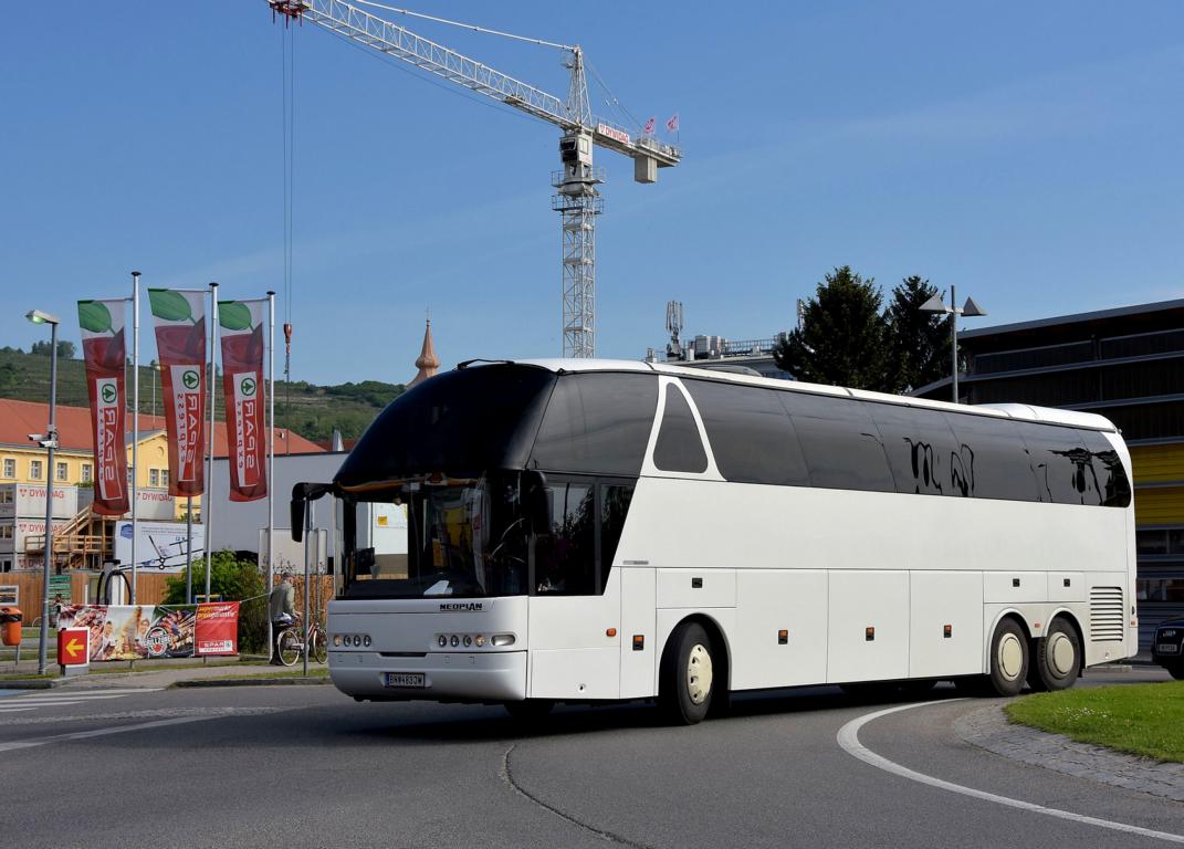 Neoplan Starliner aus Niedersterreich in Krems.