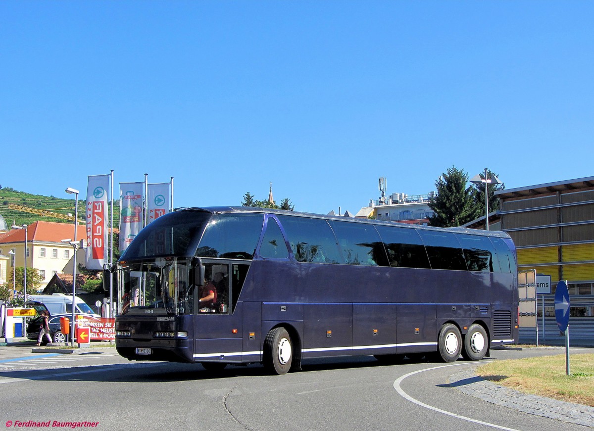 NEOPLAN STARLINER aus sterreich im August 2013 in  Krems gesehen.