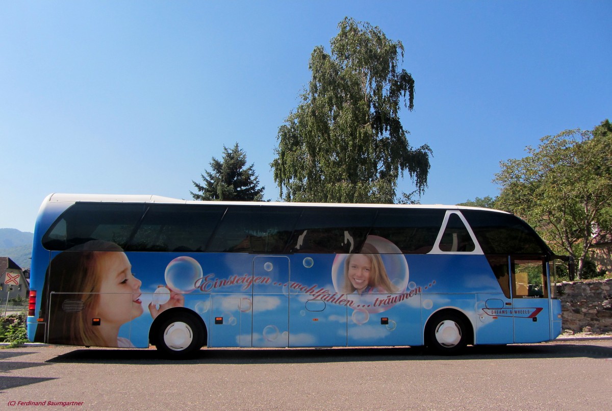 NEOPLAN STARLINER aus Wien im September 2013 in Spitz an der Donau gesehen.