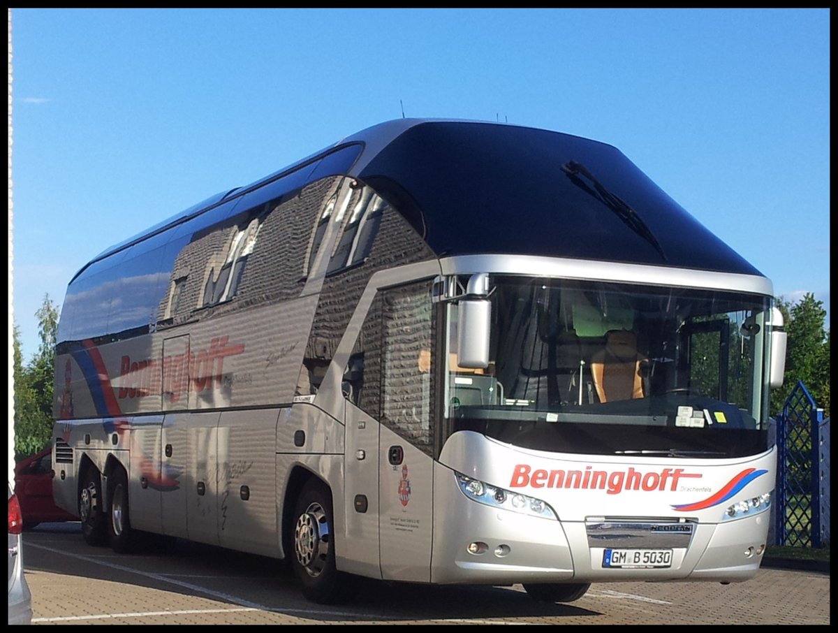 Neoplan Starliner von Benninghoff aus Deutschland im Gewerbegebiet Sassnitz.