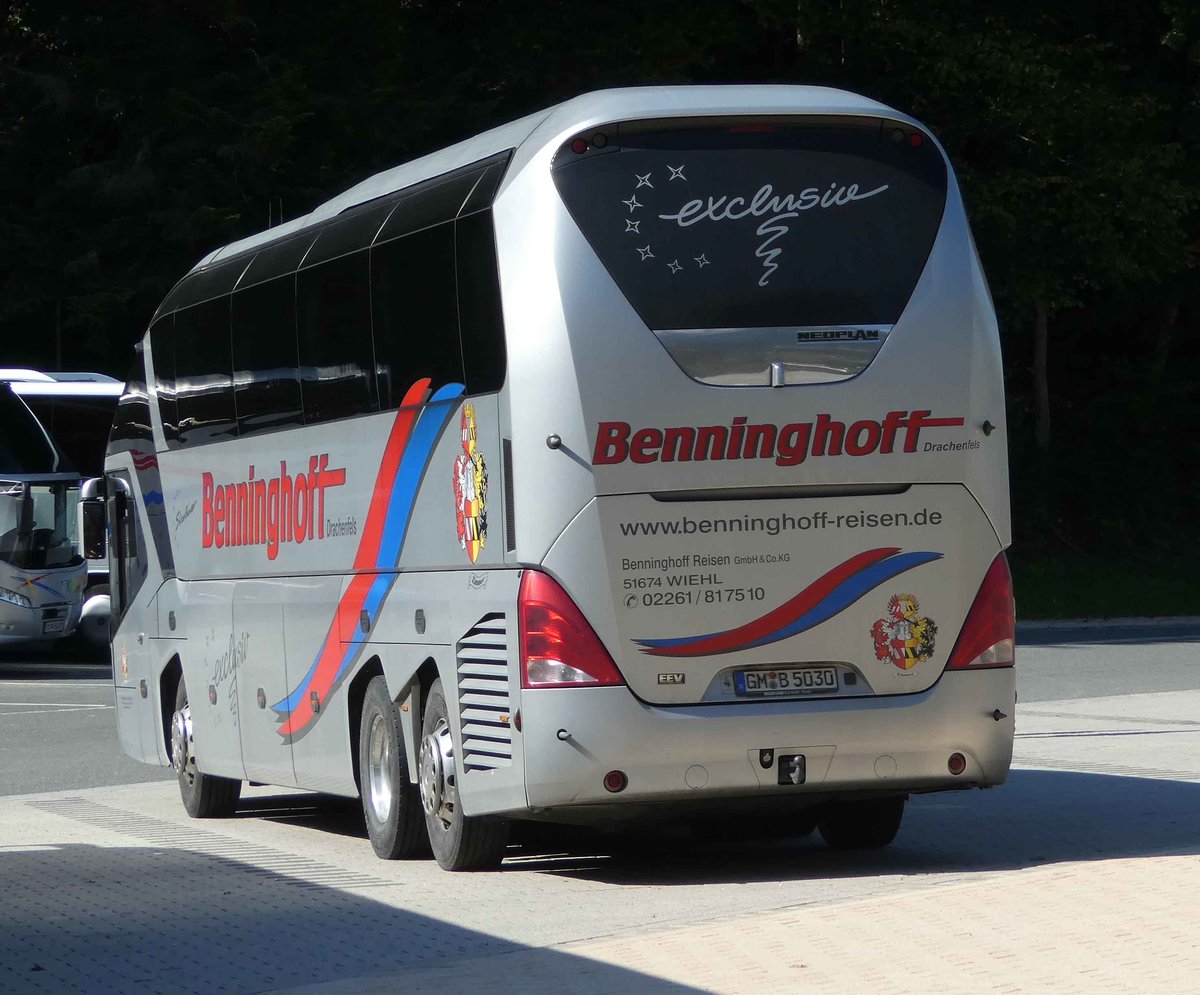 Neoplan Starliner von BENNINGHOFF-Reisen aus Wiehl steht im September 2018 auf dem Busparkplatz am Königsee