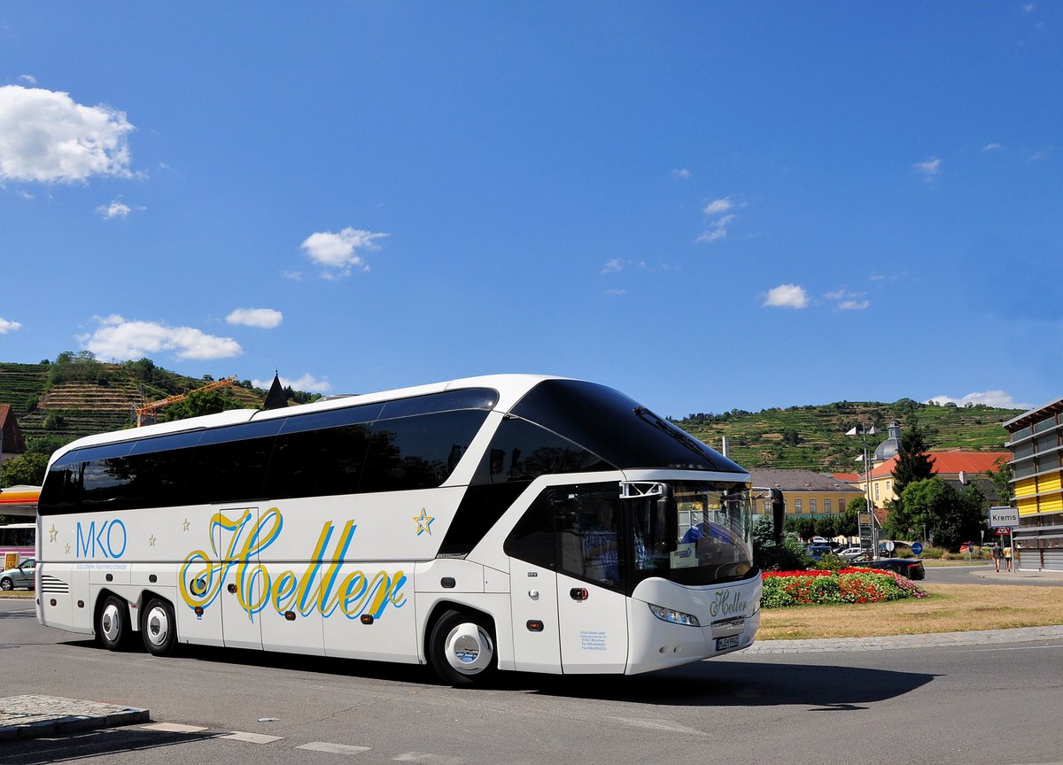 Neoplan Starliner von Heller Reisen aus der BRD in Krems gesehen.