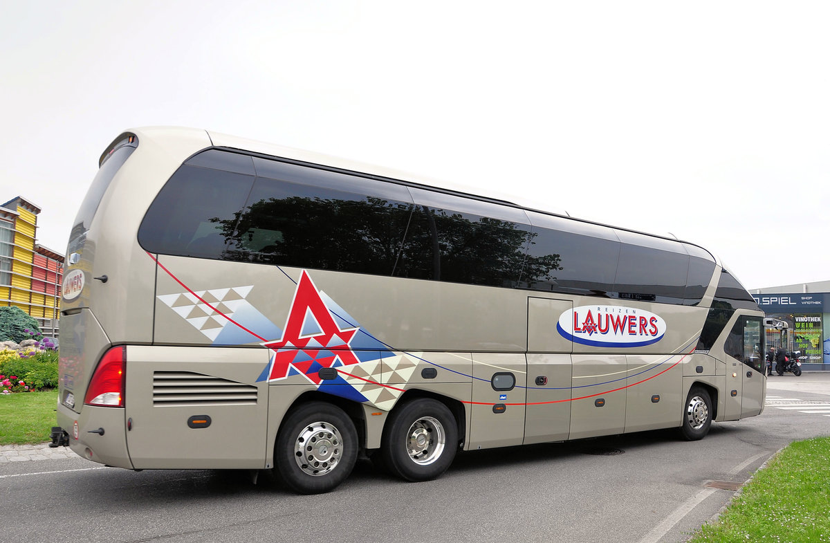 Neoplan Starliner von Lauwers Reisen aus Belgien in Krems gesehen.