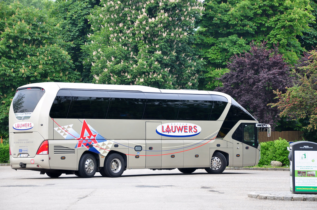 Neoplan Starliner von Lauwers Reisen aus Belgien in Krems gesehen.