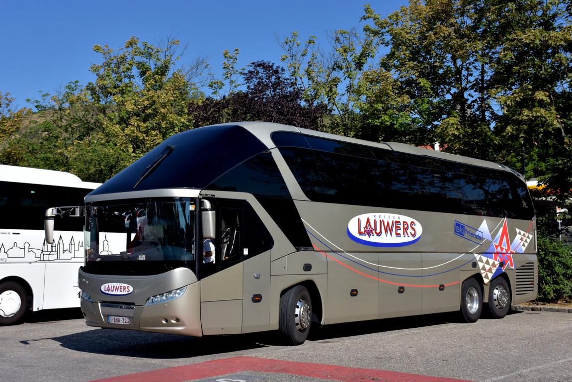 Neoplan Starliner von LAUWERS Reisen aus Belgien 06/2017 in Krems.