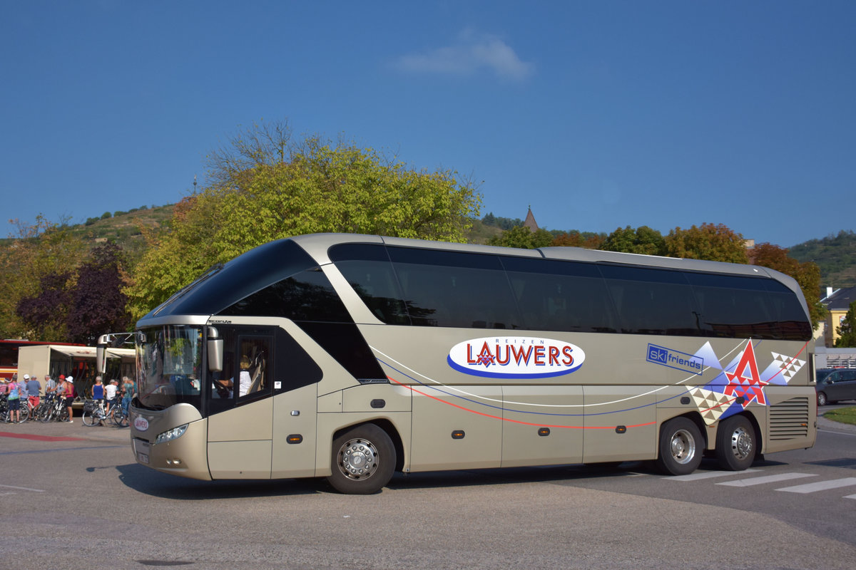 Neoplan Starliner von Lauwers Reisen aus Belgien 2017 in Krems.