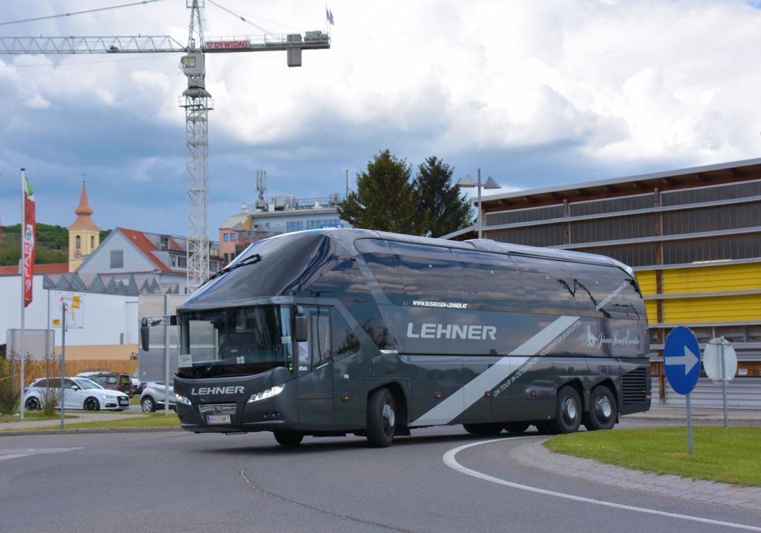 Neoplan Starliner von LEHNER Reisen aus Obersterreich in Krems. 