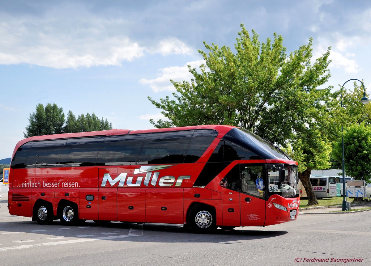 NEOPLAN STARLINER von MLLER Reisen aus Deutschland am 13.7.2013 in Krems unterwegs.